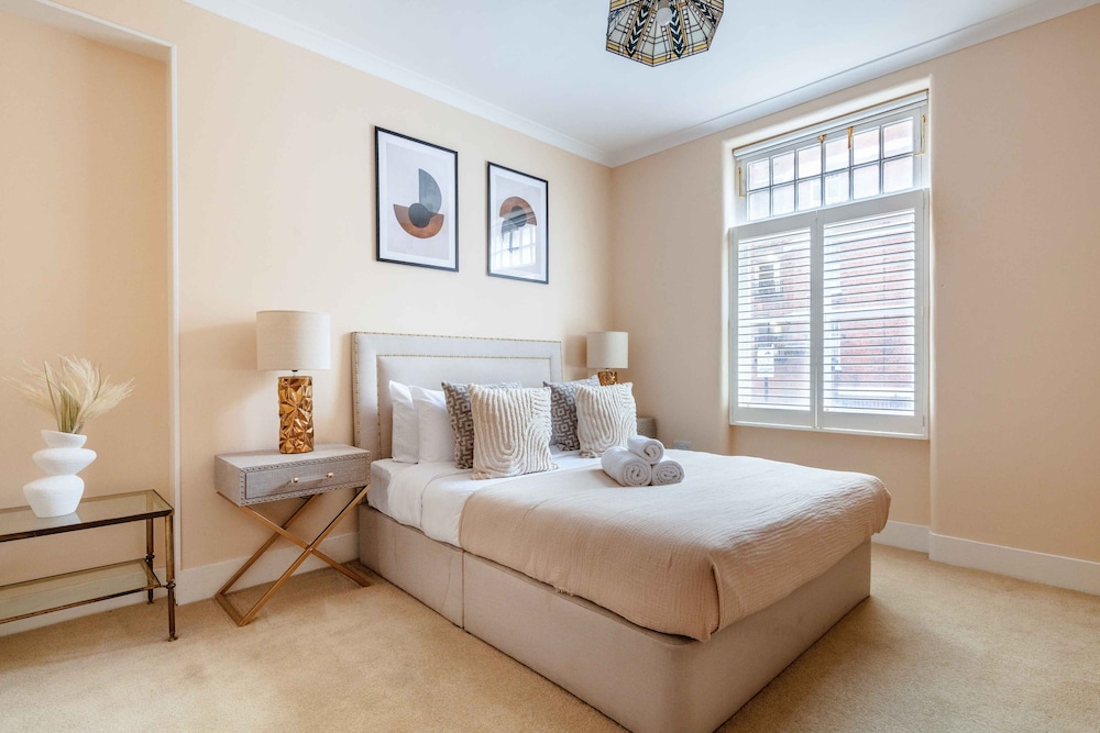 Stylish 3BR 2BA in Mayfair by Hyde Park