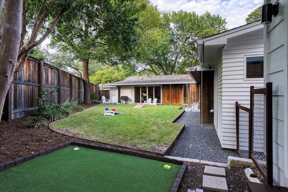 Modern Austin Home w/ Pool, Putting Green & Coffee Nook Townes Retreat by Avantstay