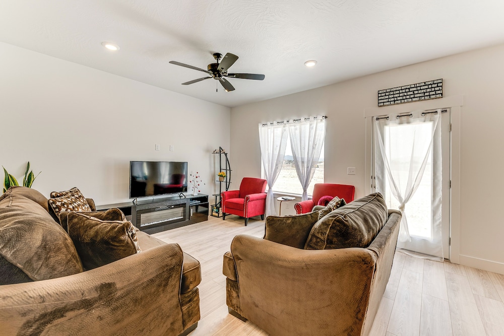 5 Mi to Trails: Townhome in Eagle Mountain