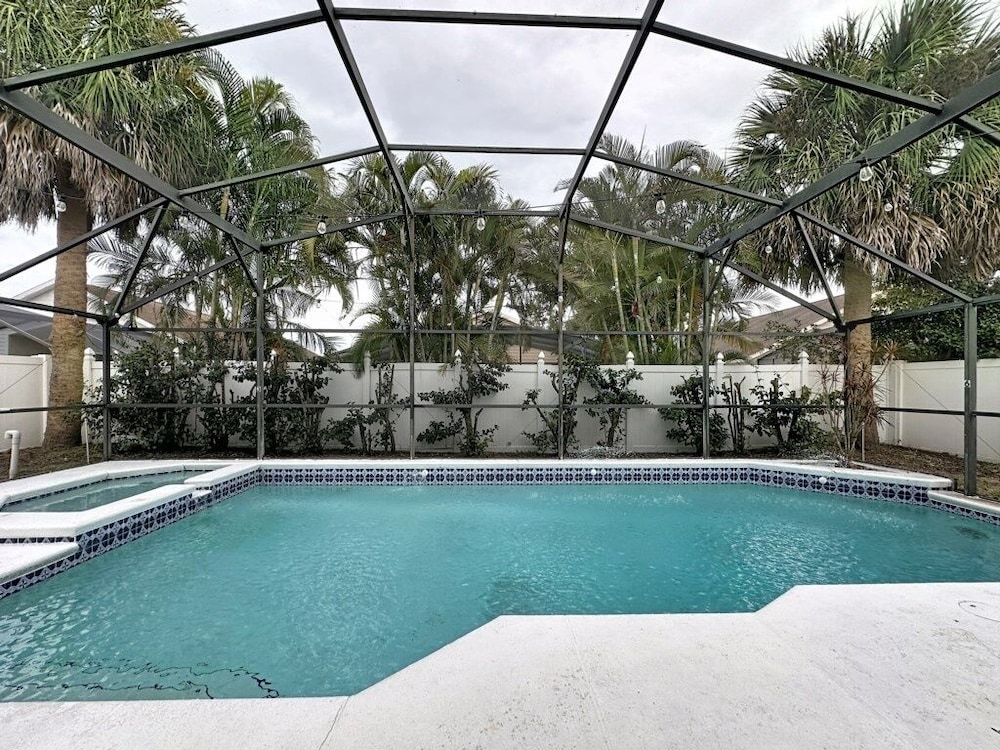 Incredible 4 Bed Pool/spa Home, Minutes To Disney 4 Bedroom Villa