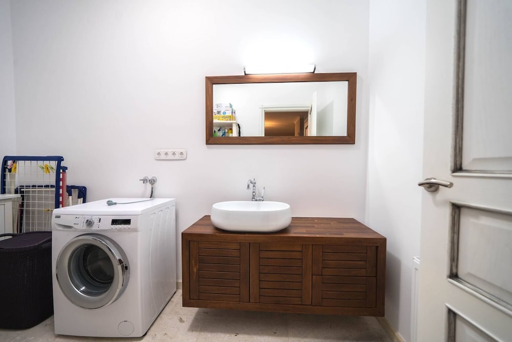 Karyo Villa,- 4bd, 3min On Foot From The Beach!