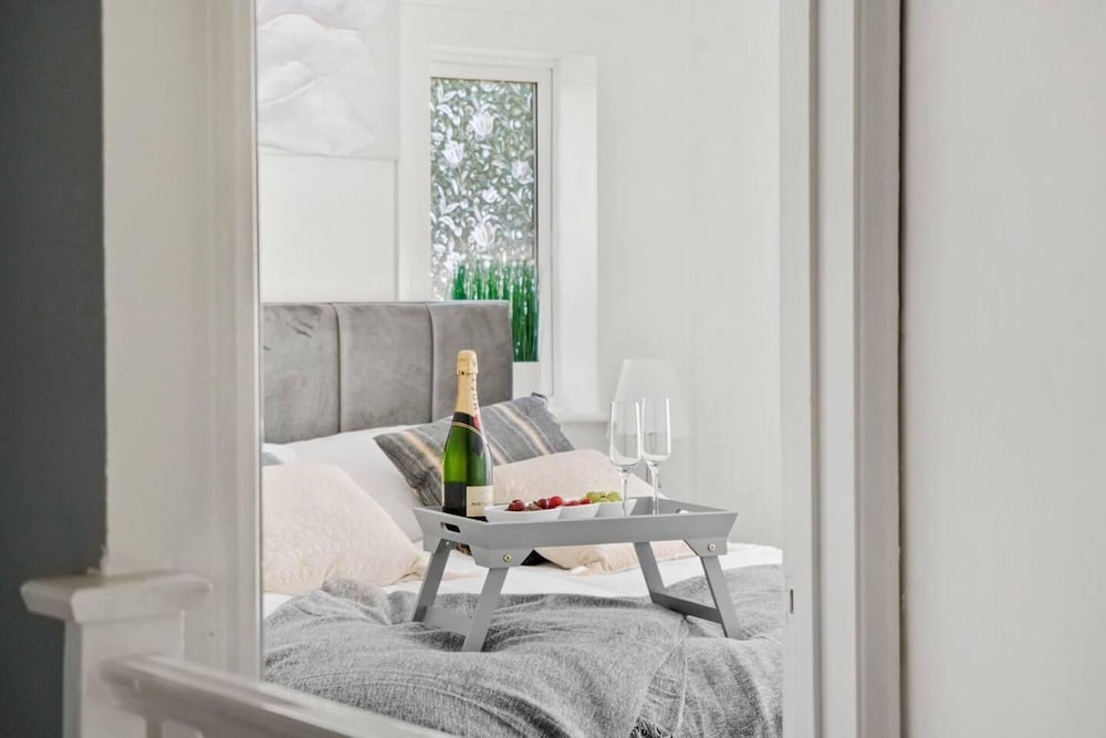 Impeccable Apartment in Bletchley Milton Keynes view 5