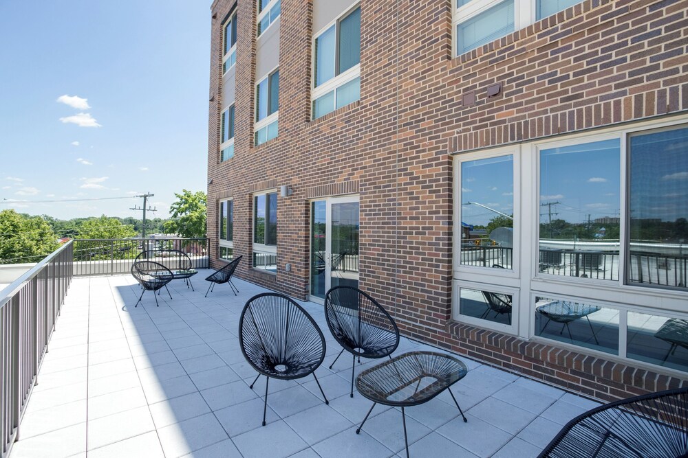 Spacious 2BR Apt with Den W Balcony