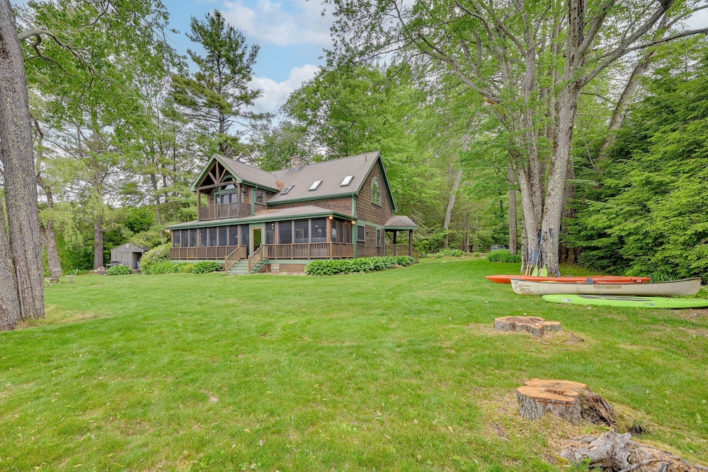 Lakefront Westhampton Cabin w/ Beach + Kayaks!