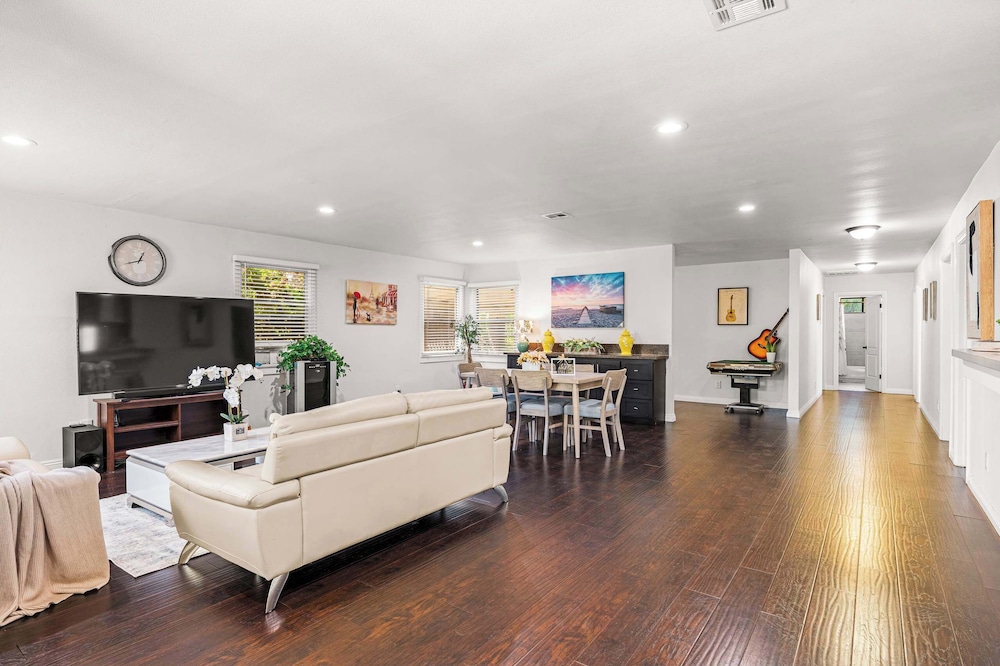 Not Affected by the Fire/spacious Retreat w/ Large Kitchen & Outdoor Patio