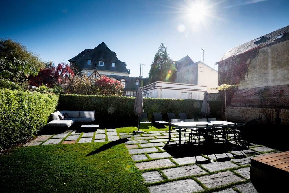 Large Chic Stylish Villa Superb Garden