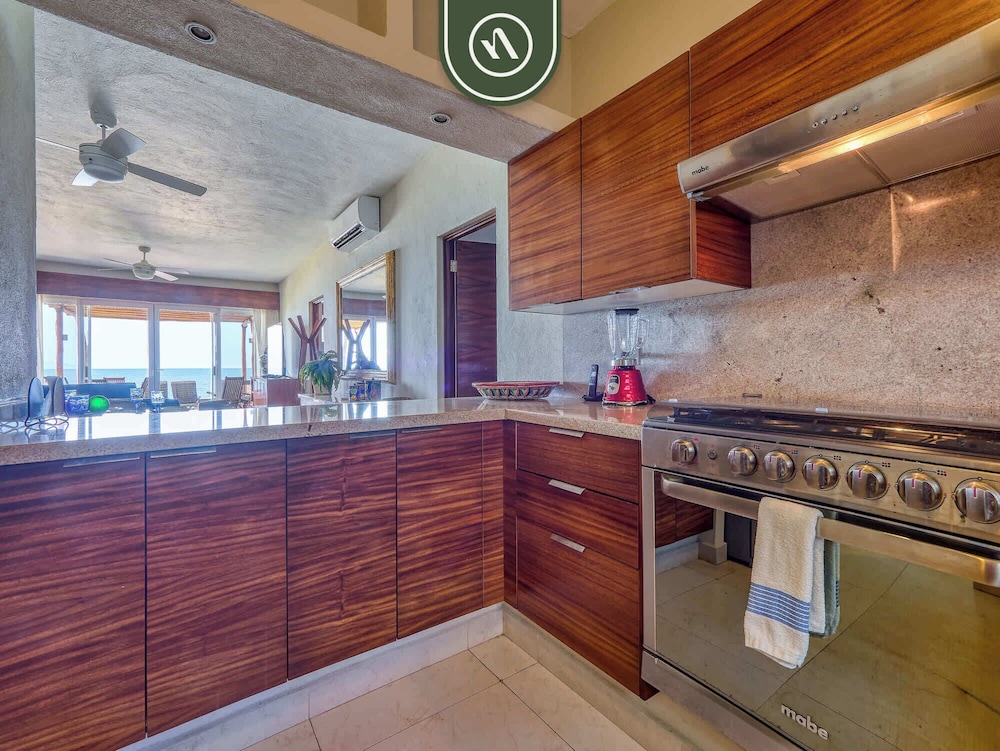 Oceanview 4 BR Condo - Pool - Beach - Terrace