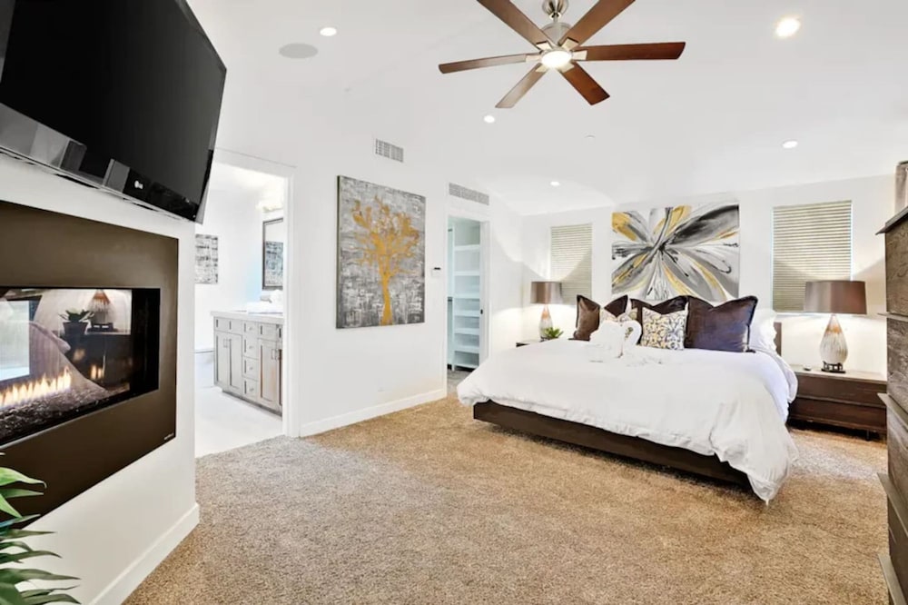 4 Br Roof Deck Hot Tub Steps to Beach Dining