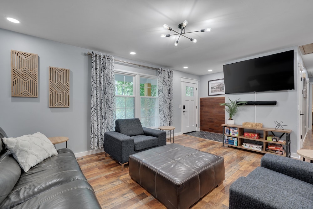 Relaxing Retreat Near North Hills & Downtown 3 Bedroom Home