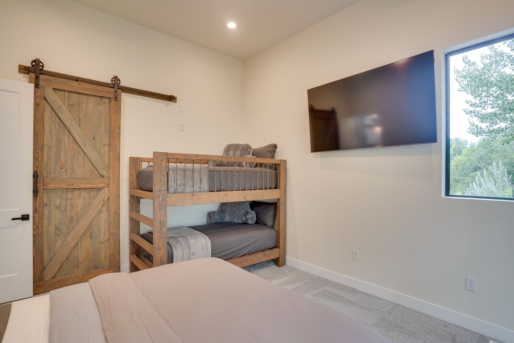 Richfield Vacations - Chic Utah Getaway w/ Fireplace, Sauna  2 Decks! - Property Image 2