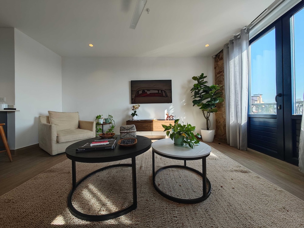 w Grandiose 1BR w Balcony in Casco Viejo