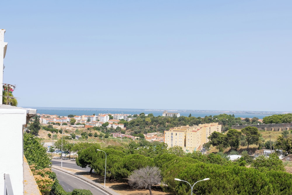 Sunny Lisbon Apartments by SoulPlaces