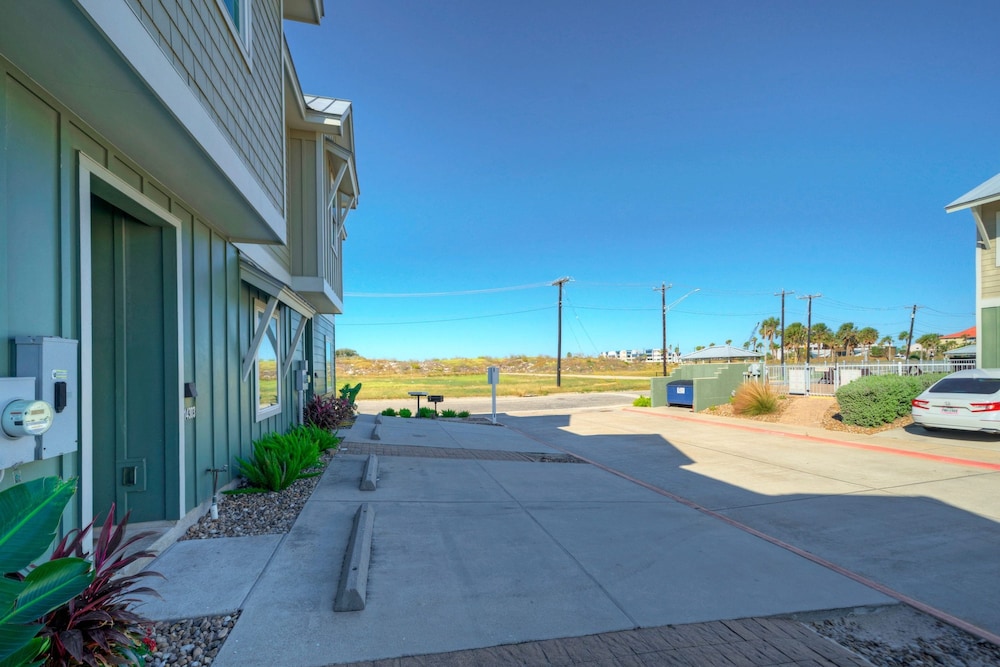 Ridley Retreat Community Pool Mins to the Beach Corpus Christi Port A