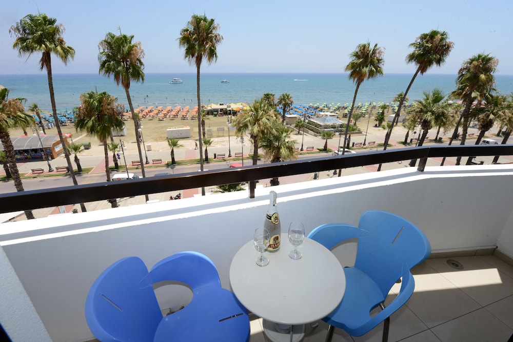Hotel Les Palmiers Beach Hotel - Image 1