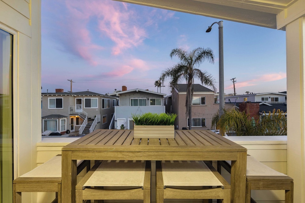Steps to Sand! 2 Homes in 1 Sleeps 19, Outdoor Space, Walk to Shops & Dining