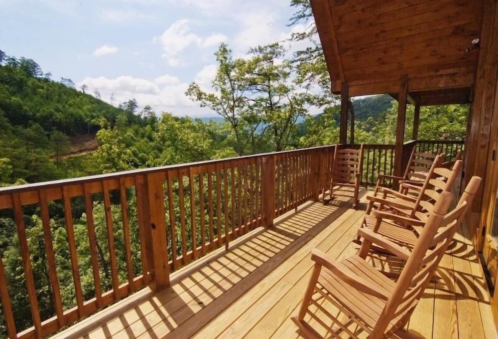 Pemberley Manor - 7 Bedrooms, 7.5 Baths, Sleeps 30 Home by RedAwning