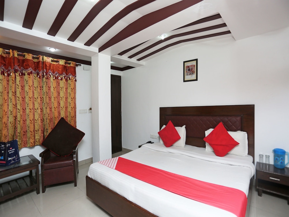 OYO 18568 Ratan Hotel