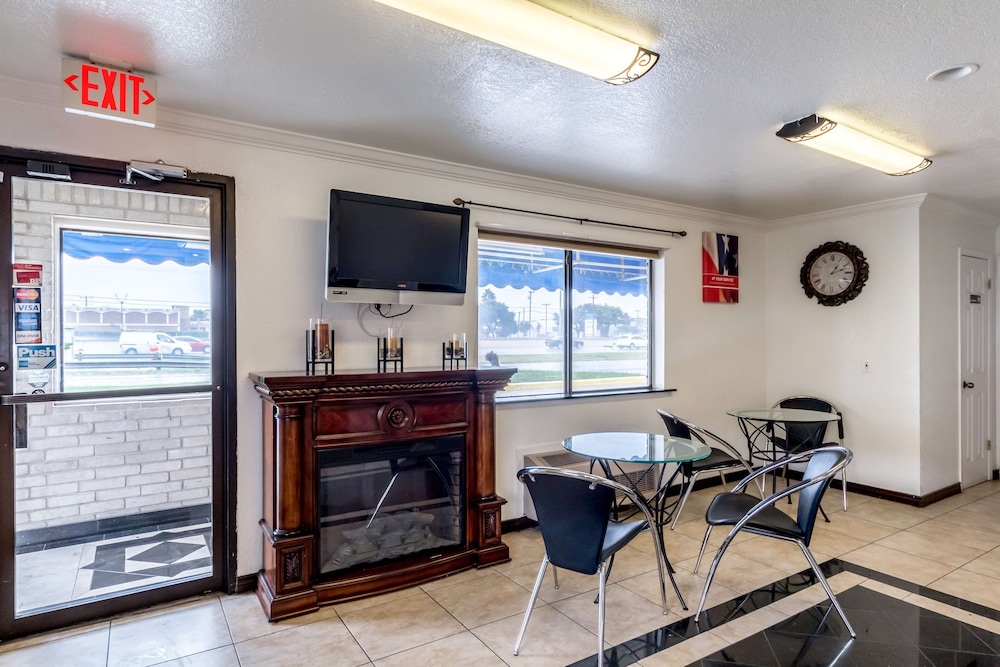 Motel 6 San Antonio, Tx - Frost Bank Center view 3