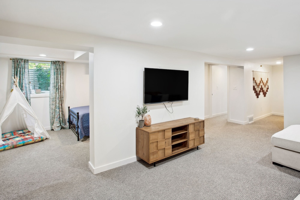Charming & Bright Crystal Home Rental: Fire Table!, photo 14