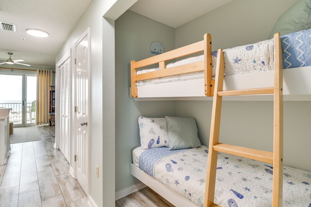 2 Mi to Beach: Condo w/ Balcony in Gulf Shores!