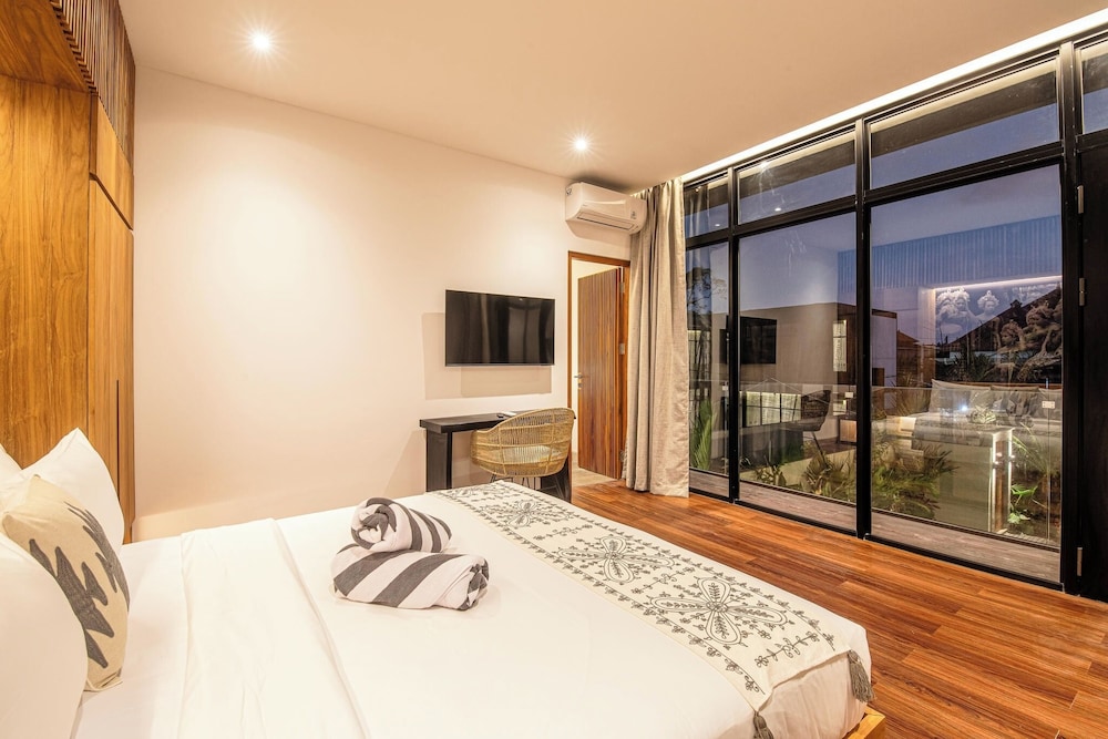 Opulent 6BR Villa, 400m From Canggus Golden Shore