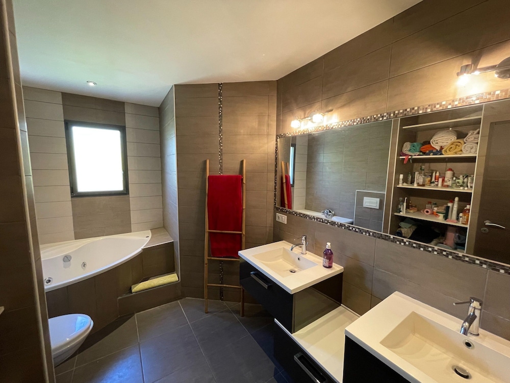 Villa in Vaison Near Roman Ruins & Pool
