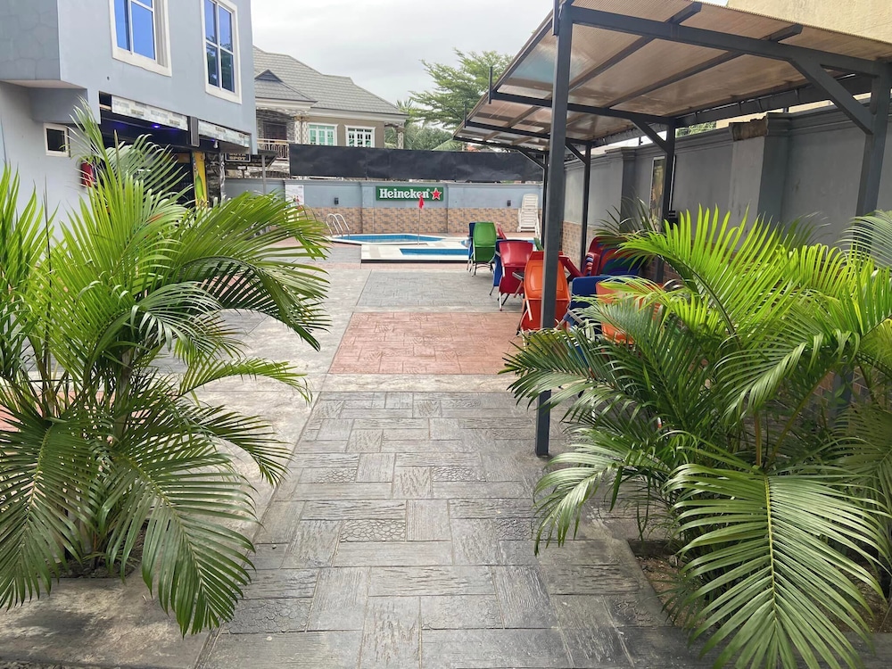 R-oak Hotel and Apartment