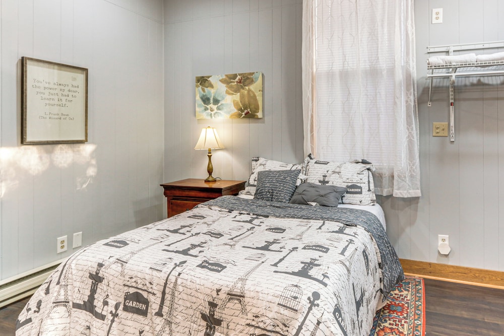 1 Mi to Dtwn Cumberland: Historic Apt w/ Patio!