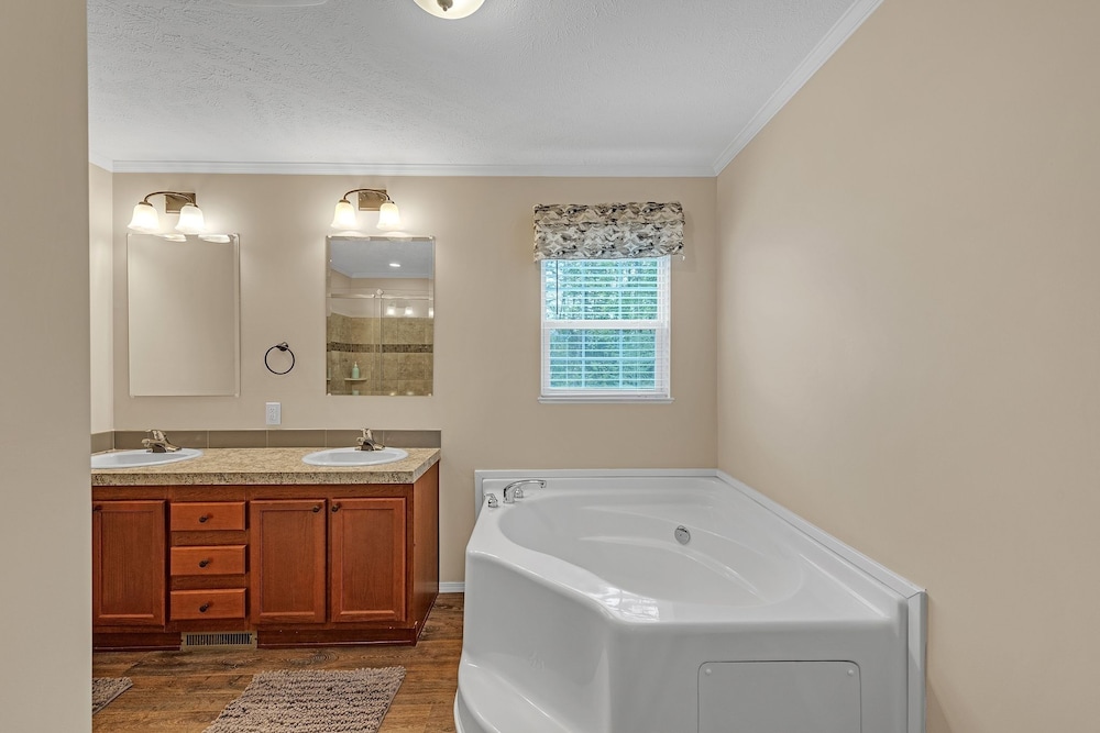 Lakeside Retreat W/ Beach Access & Kayaks 3 Bedroom Home