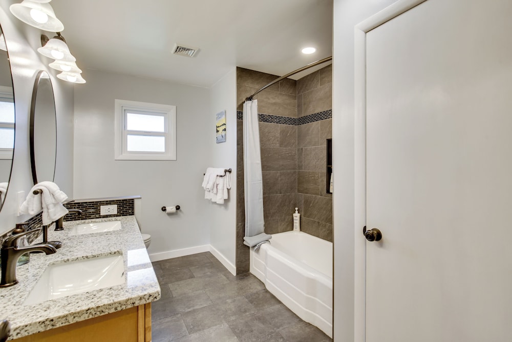 Willamette Valley Family Home w/ Fenced Yard