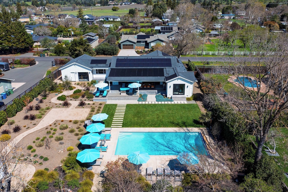 Luxe, Pool, Spa, Fire Pit, Game Room, Piano Sonoma Pool Retreat by Avantstay
