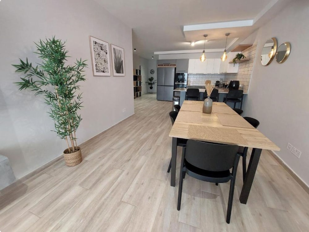 Modern 3BR Apt With Large Balcony