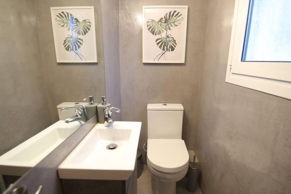 Penthouse lux Flat With 2 bd Next to Larissis