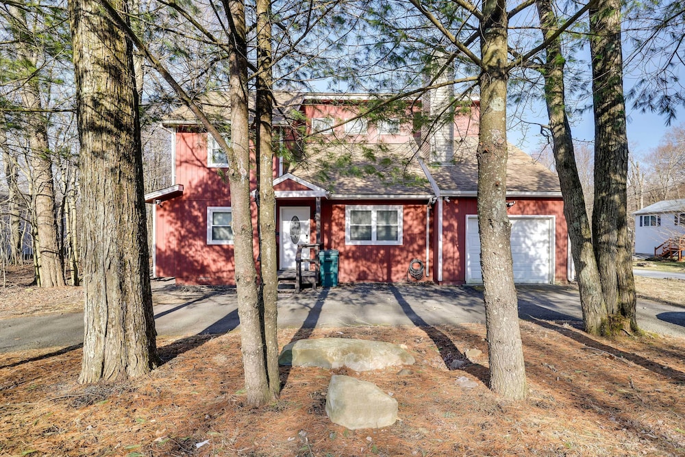 Furnished Deck & Fire Pit: Home in Tobyhanna view 2