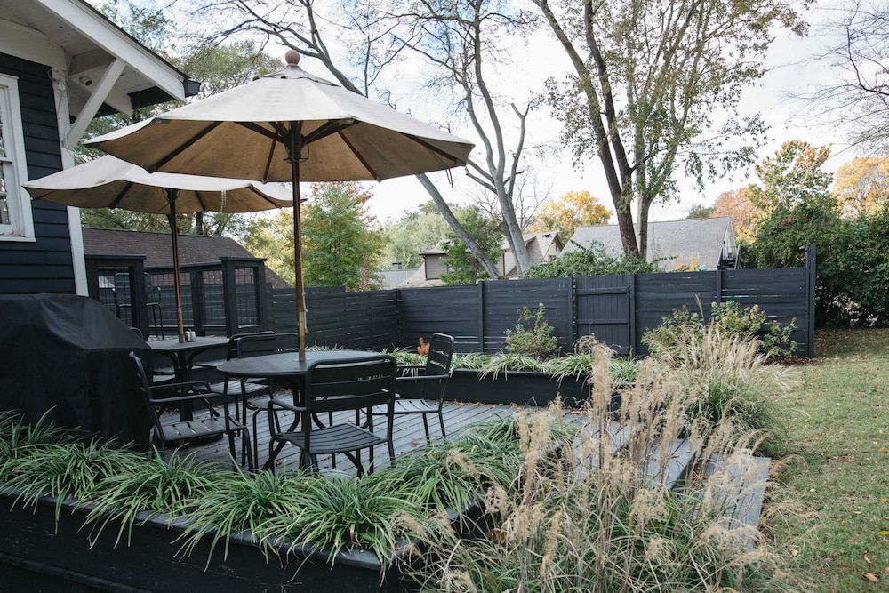 East Nashville Retreat w/ Fireplace, Backyard Firepit, Outdoor Dining & Minutes From Downtown Music, Food & Nightlife Chapel House by Avantstay