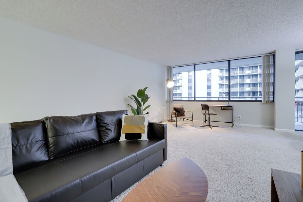 Modern Apt Near Airport & Metro