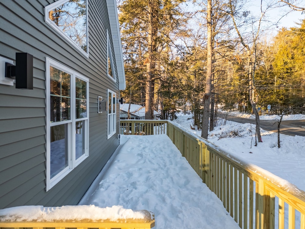 Unwind At Our Beautiful Sanctuary Scenic Views 3 Bedroom Home by RedAwning view 3