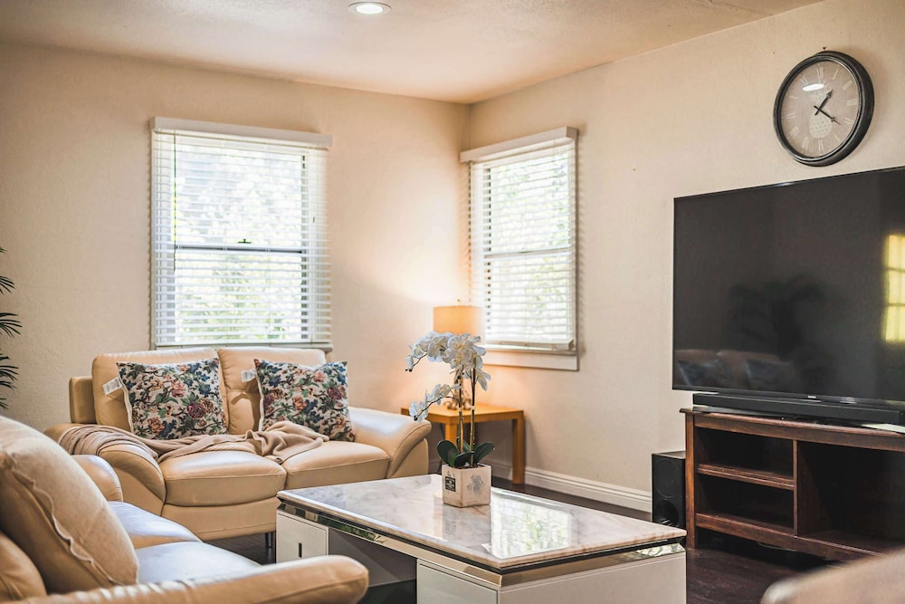 Not Affected by the Fire/spacious Retreat w/ Large Kitchen & Outdoor Patio