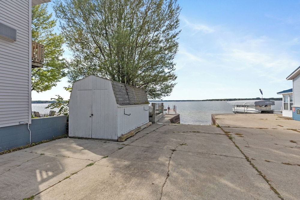 The Lakeview Motel