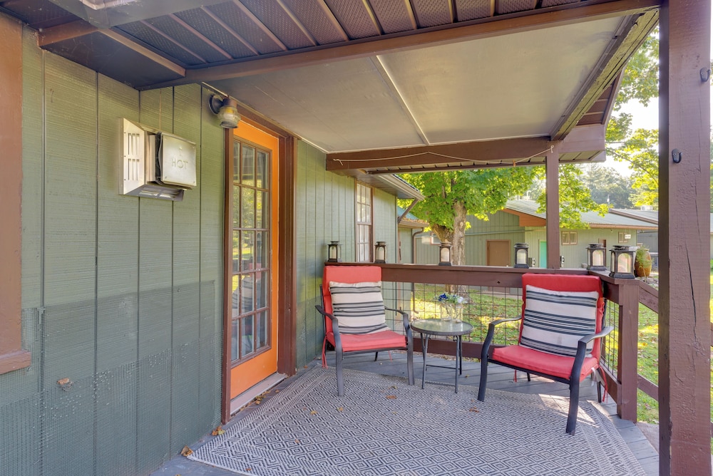 Private Hot Tub: Main Cabin at Elk Creek Escape! view 5