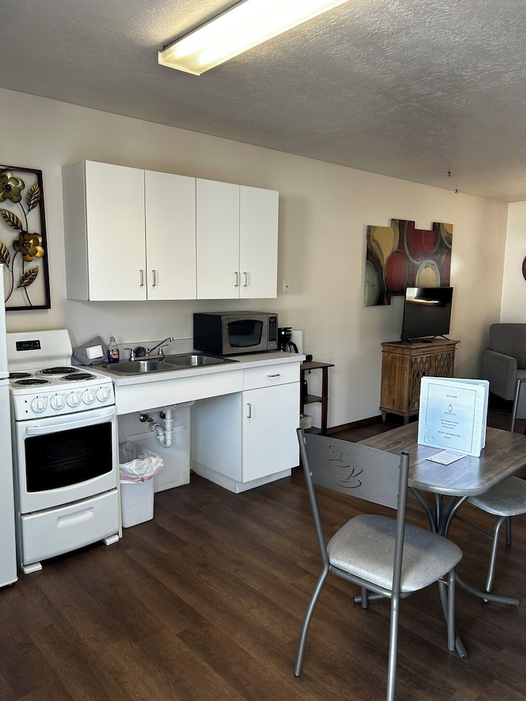 Lamplighter Cabins & Suites