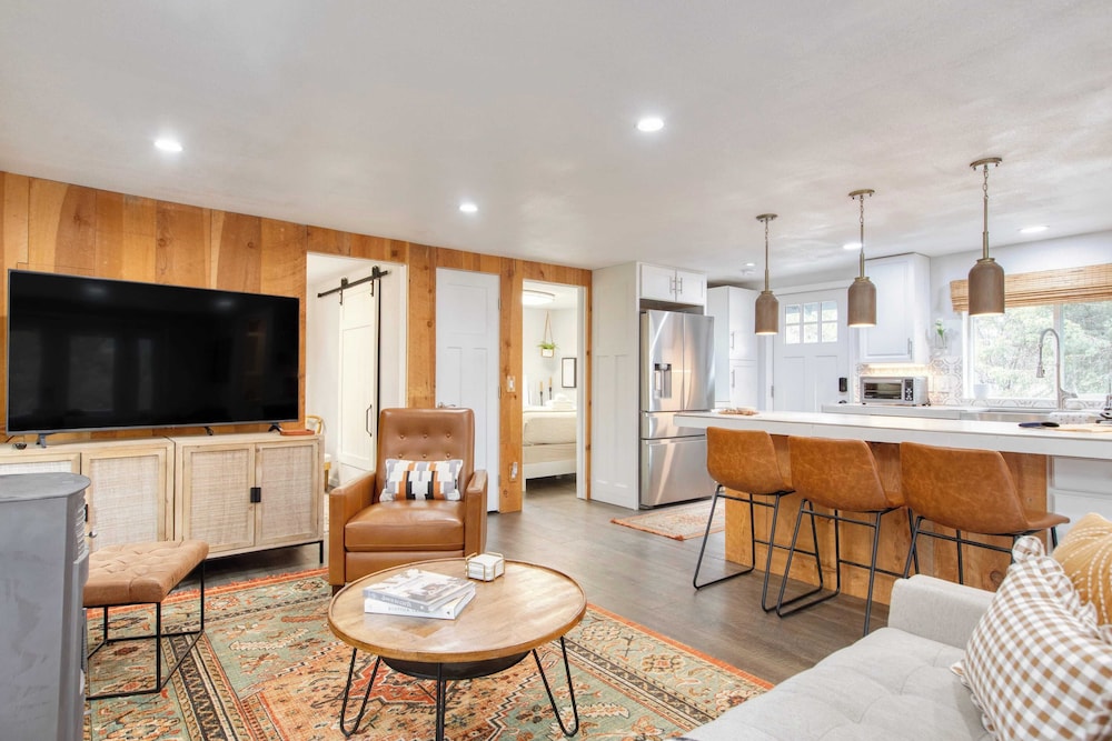 Cozy 2BR Fawnskin Cabin Big Bear Lake, Hiking Trails & Snow Summit Nearby