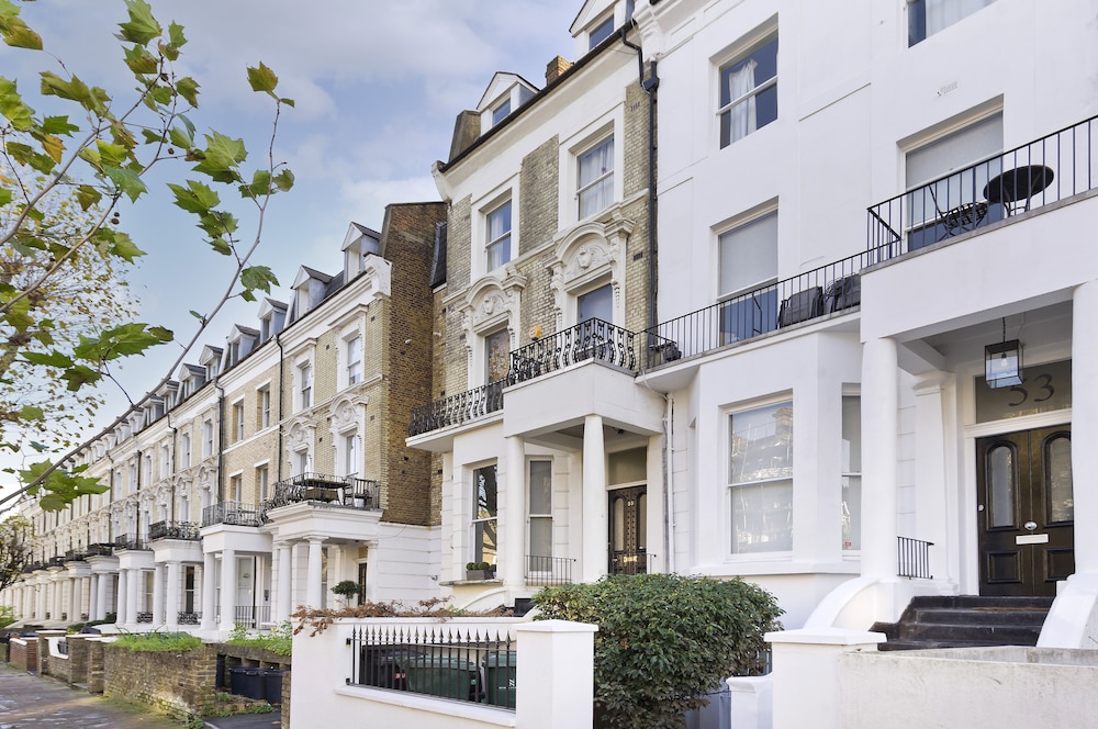 Bright one Bedroom Apartment With Balcony in Maida Vale by Underthedoormat