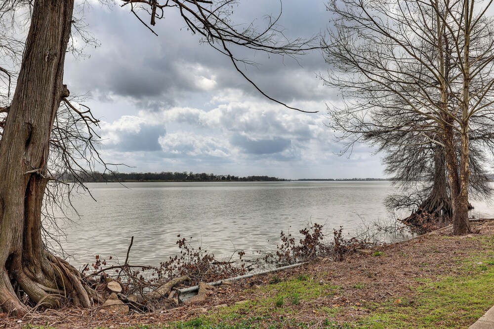 Walk to Lake Chicot: Cottage w/ Yard & Views!