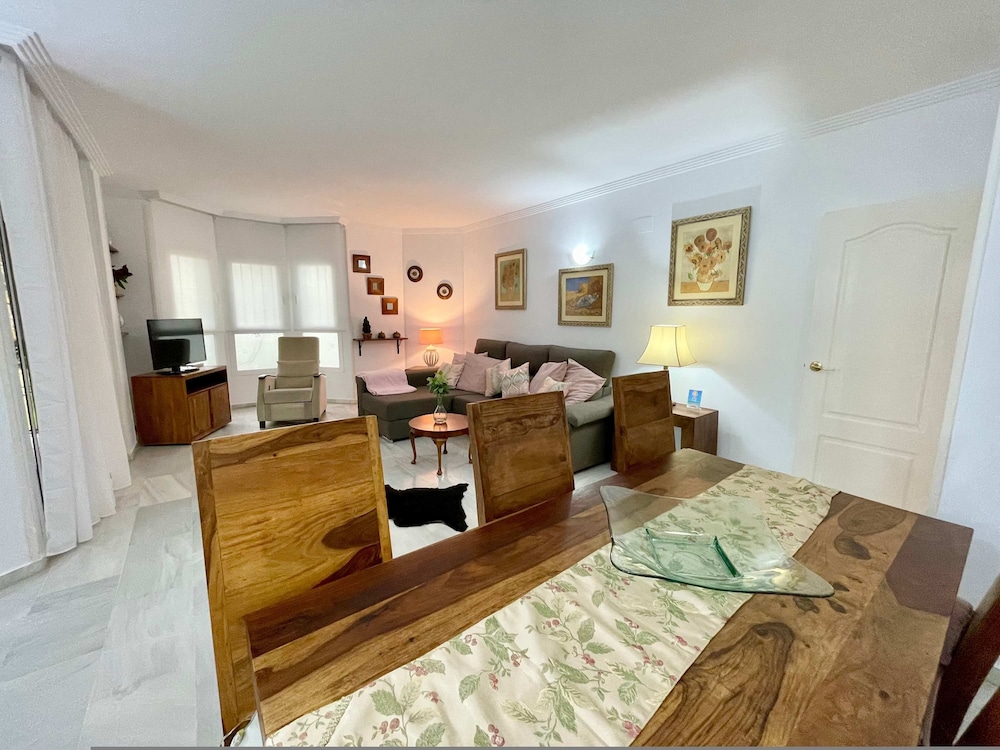 Easy Parking Poolside 2 Bedroom F-5