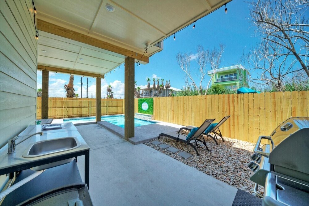 Private Pool + Patio, Walk to Beach Outdoor Oasis Wave On Wave by Avantstay view 4