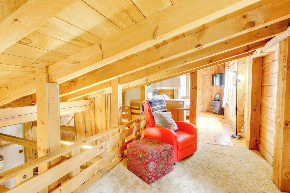 7 Mi to Glens Falls: Peaceful Retreat w/ Game Room