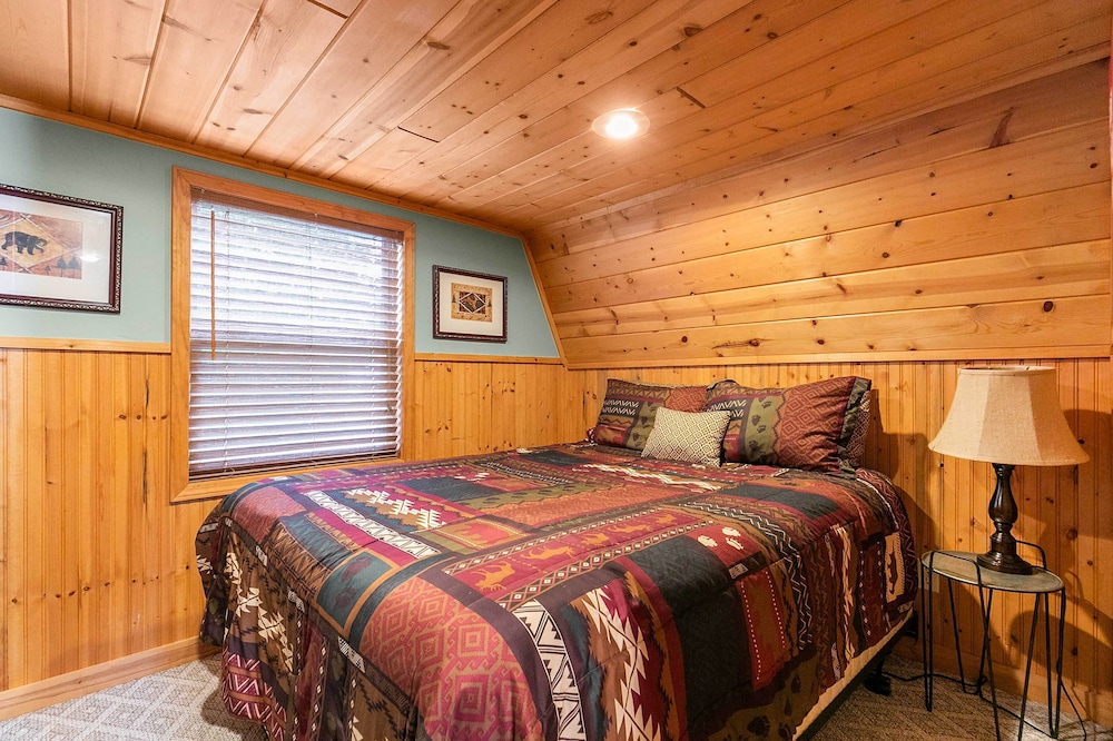 8 Mi to Dogwood Canyon: Cozy Cabin w/ Deck view 3