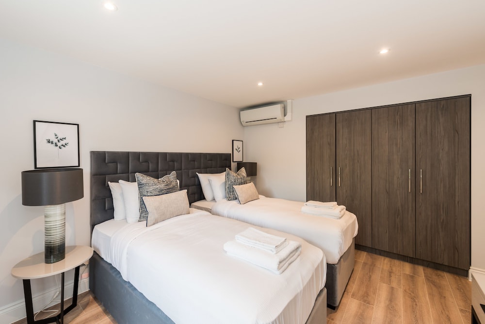 The Carlyle - Elegant Serviced Apartments