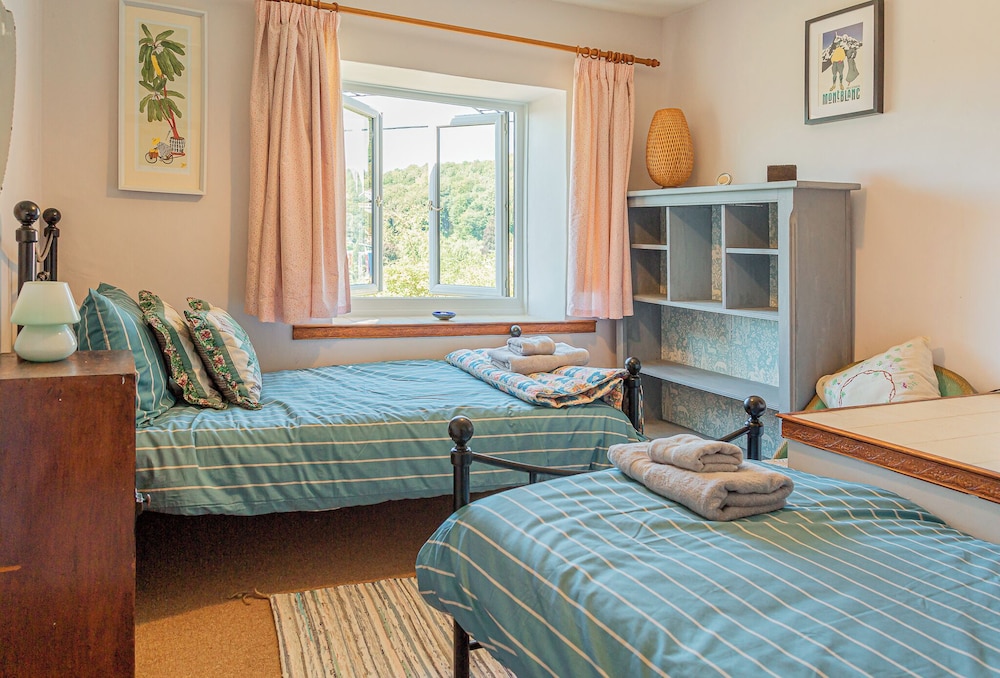 Lovely 2 BD with stunning views over Stroud valley view 4